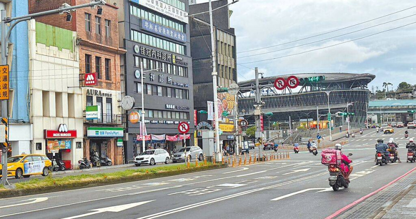 基隆市今年上半年科技執法共舉發近5萬件違規，逾4成集中在忠一路口，車輛因左轉孝四路時跨越左轉道雙白線遭罰，目前雙白線已改為單向虛實線。（圖／中國時報徐佑昇攝）