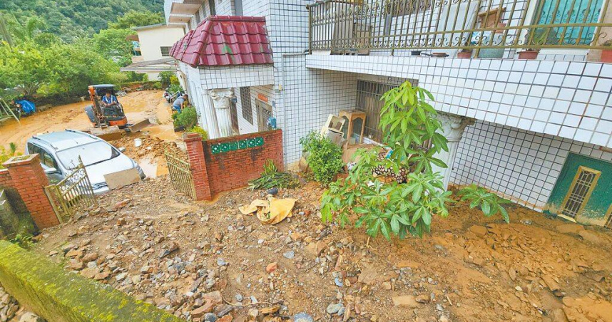 南投縣埔里鎮墘溪路後方山區21日晚間爆發土石流，民宅屋外土石掩埋逾2公尺、近1層樓高，停放在庭園的轎車也遭殃。（圖／翻攝畫面）