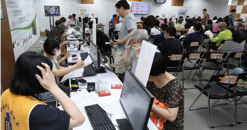 網友問國稅局的窗口為什麼要放麥仔茶？（示意圖／報系資料照）