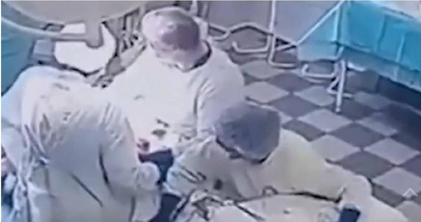 地震發生當下，堪察加醫院手術室內設備劇烈搖晃，醫護人員緊急穩住病床持續開刀。（圖／翻攝自X）