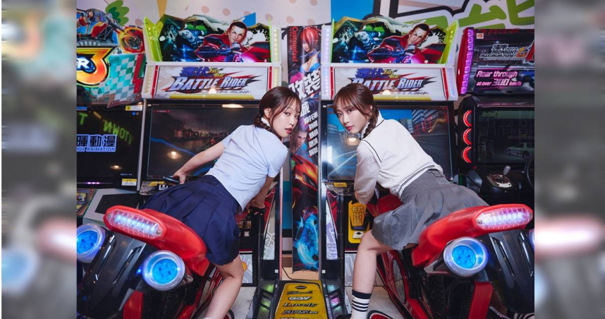 安吉與好友聖恩在遊樂場廝殺。（圖／索尼音樂提供）