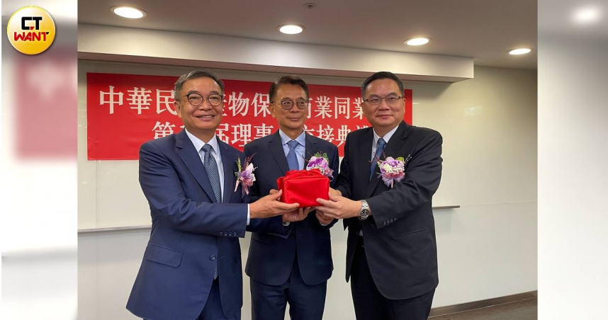 產險公會1日改選理監事，理事長、泰安產險董事長李松季（左）交接儀式予新任理事長、國泰世紀產險總經理陳萬祥（右）。（圖／李蕙璇攝）