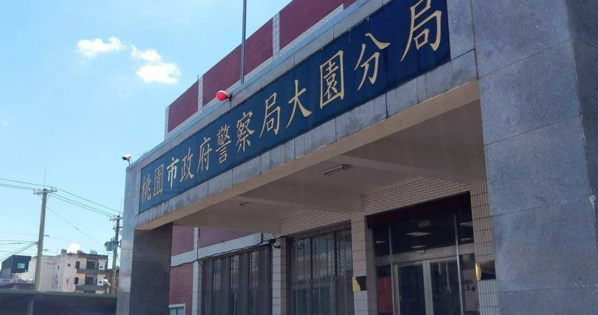 桃園觀音區民宅發生恐怖命案，47歲陳姓臨時工因債務糾紛持刀連殺2人後跳樓逃逸失敗遭警方逮捕。（圖／翻攝畫面）