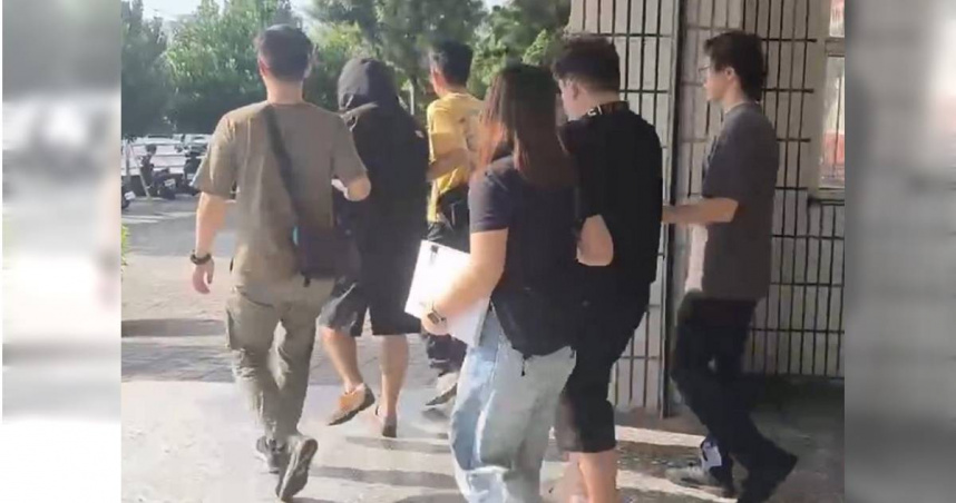 大里一戶透天厝民宅遭人闖入，將裝有現金、珠寶等總價值約1400萬元財物的保險箱整個搬走。經轄區霧峰分局鎖定對象，2天內南下追緝2名竊嫌到案。（圖／翻攝畫面）