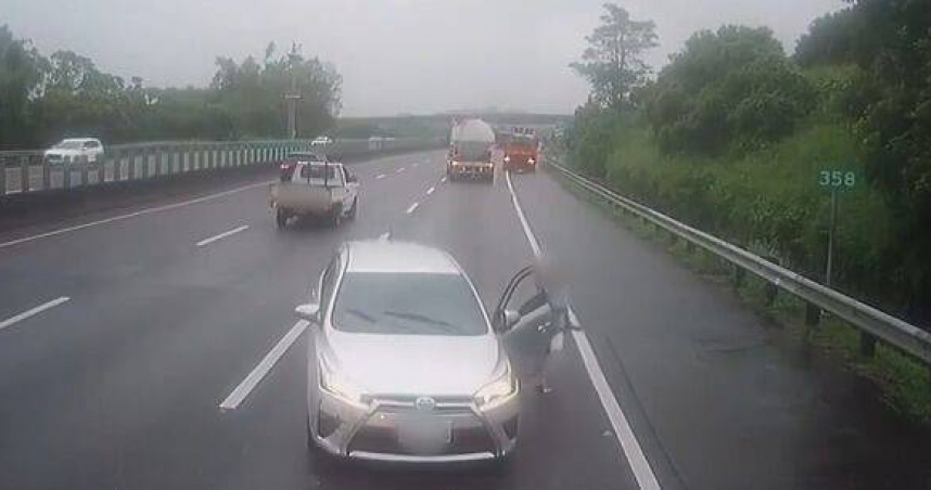 小客車逆向滑行女駕駛狂追車。（圖／翻攝畫面）