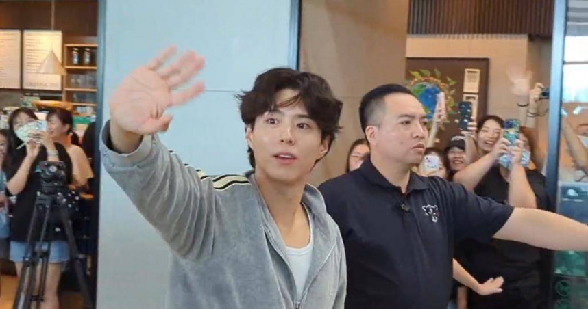 朴寶劍親民向粉絲揮手。（圖／中國時報孫伊萱攝）