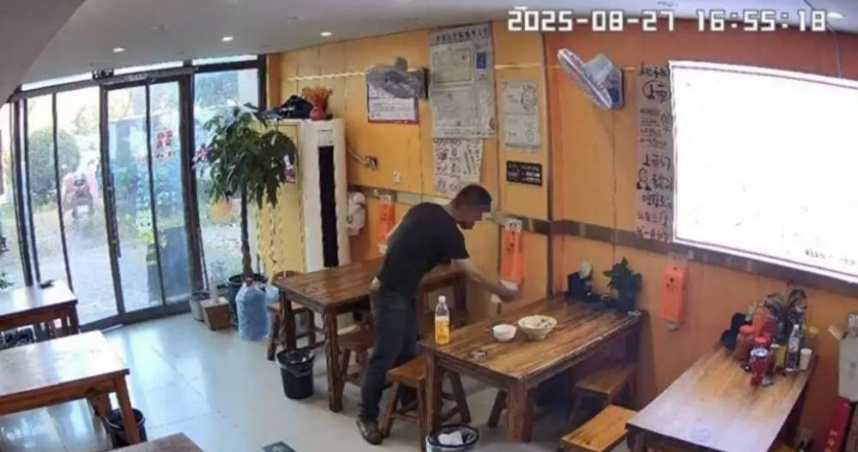 大陸江蘇一間餐廳老闆娘在網上PO出監視器畫面公審一名男客人，因為對方用餐才5分鐘就使用店內免費衛生紙至少40張，讓她很無言。（圖／翻攝自微博／極目新聞）