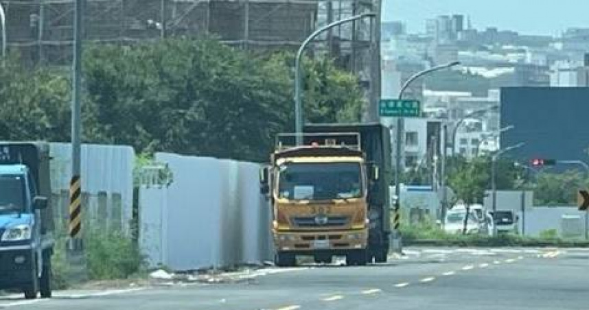 垃圾車偏離142次只為圖利廠商。（圖 ／翻攝畫面）