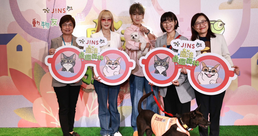 三創生活總經理賴寶月、JINS台灣總經理邱明琪、JINS友善動物大使鼓鼓呂思緯、巴克幫-浪犬之家執行長王玫珊、台北市副市長林奕華、(由左至右)9/11共同出席位於三創的《動物友好樂園：魔法療癒森林》開幕儀式。（圖片提供／JINS）