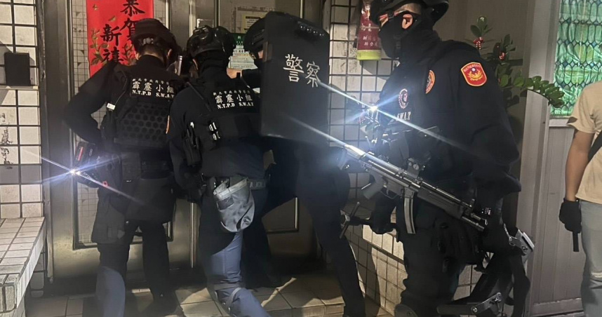 霹靂小組深夜連破3門攻堅，當場搗破不法賭場。（圖／翻攝畫面）