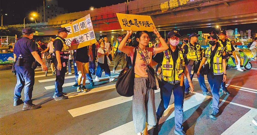 北市府13日0時啟動拆除公館圓環作業，大量「守環」民團聚集抗議。（圖／報系資料照）