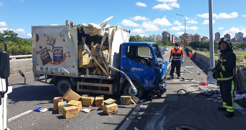 北市水源快速道路17日上午發生小貨車自撞事故。（圖／翻攝畫面）