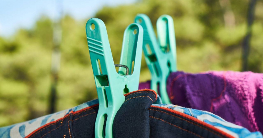 原PO因鬼月期間衣服曬過夜，遭婆婆要求全部重洗引發討論。（示意圖／Pixabay）