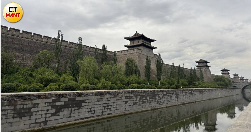 大同曾是北魏首都，遼、金陪都，自古即為軍事戰略重鎮。圖為重修後的明代古城牆及護城河。（圖╱王若攝）