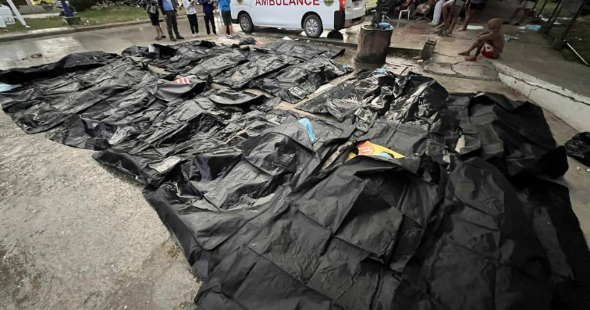 菲律賓中部發生強烈地震，罹難者遺體躺在博哥市宿霧省立醫院外。（圖／達志／美聯社）