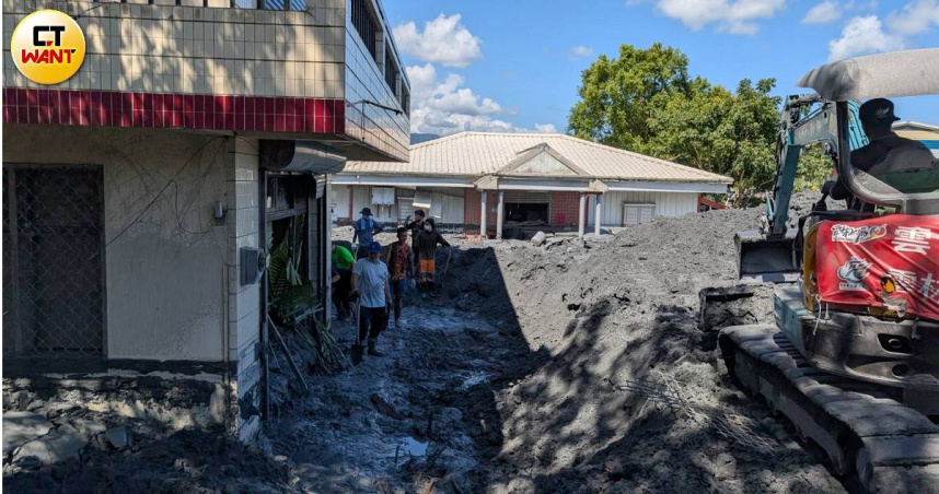 花蓮光復鄉歷經洪災而滿目瘡痍，當第一線人員忙於救災時，網路上卻頻頻傳出假消息，讓消防人員疲於奔命。（圖／林冠吟攝）