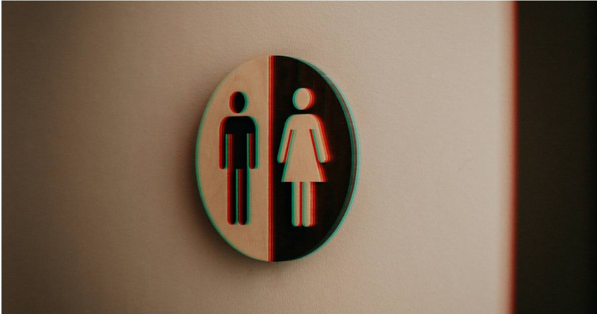 竹北車廠技師利用行車紀錄器改裝針孔攝影機，在女廁偷拍女同事及客戶。（圖／示意圖／Unsplash）