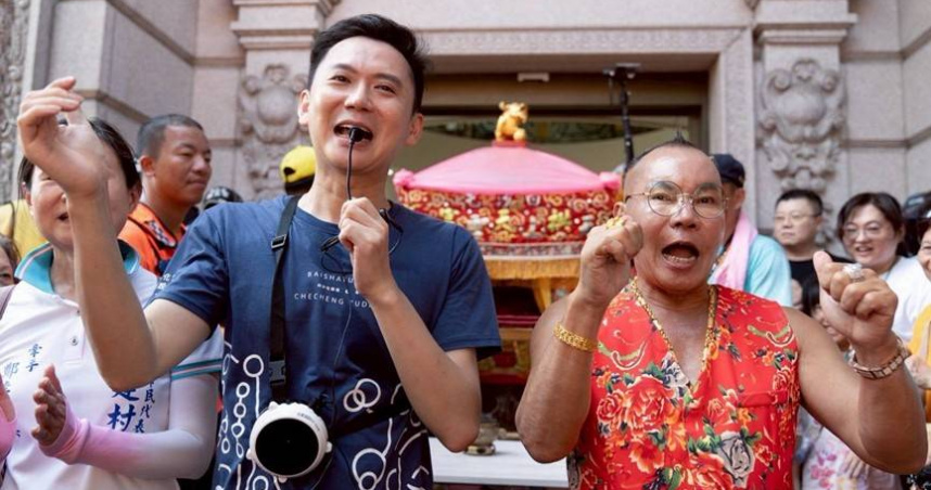 新竹縣竹北市長鄭朝方（左）與網紅企業家胡漢龑同框感謝媽祖贊境賜福。(圖／翻攝自竹北市公所媒體群組）