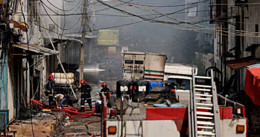 孟加拉（Bangladesh）首都達卡（Dhaka）米爾普爾（Mirpur）地區一處成衣工廠發生火災。（圖／翻攝自社群網站X @DDNewslive）