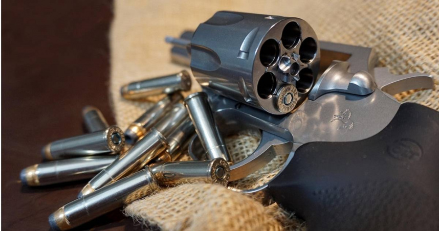 近日，美國俄亥俄州一名女子在一場朋友聚會中，因友人提議玩「俄羅斯輪盤」不中彈身亡。（示意圖／翻攝pixabay）