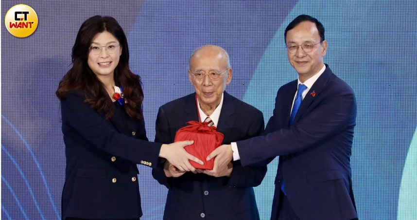 新任國民黨主席鄭麗文出席中國國民黨第22屆第1次全國代表大會。（圖／方萬民攝）