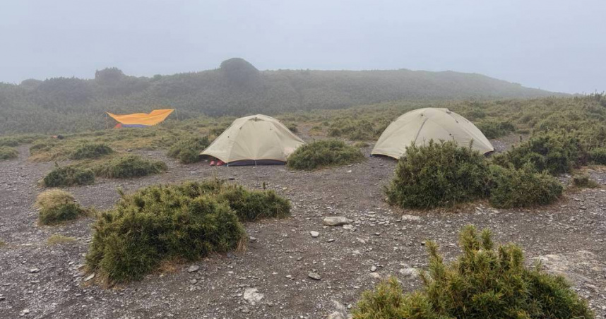 康橋國際學校帶學生攀登合歡山，但因未事先申請就搭帳篷，遭民眾檢舉。（圖／翻攝畫面）