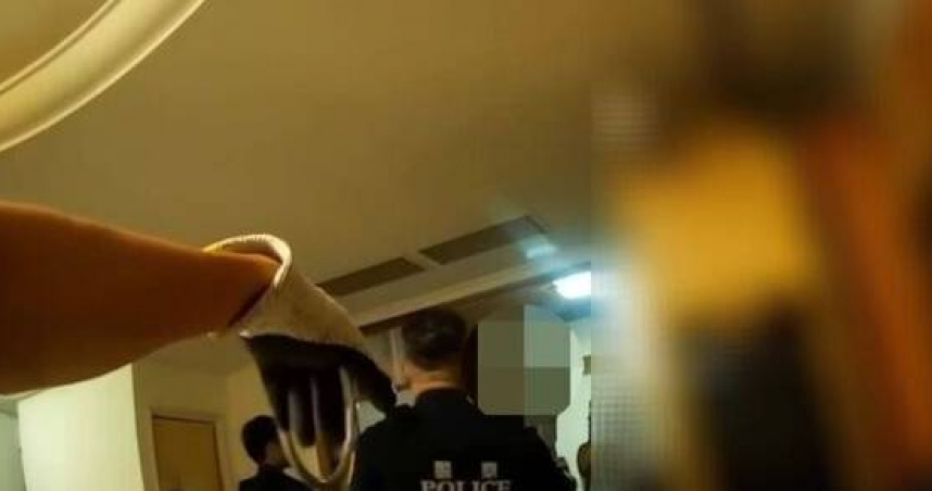 高雄毒男家暴鬧翻直播曝光，父親報警仍持刀威脅，警方強制壓制逮捕。（圖 ／翻攝畫面）