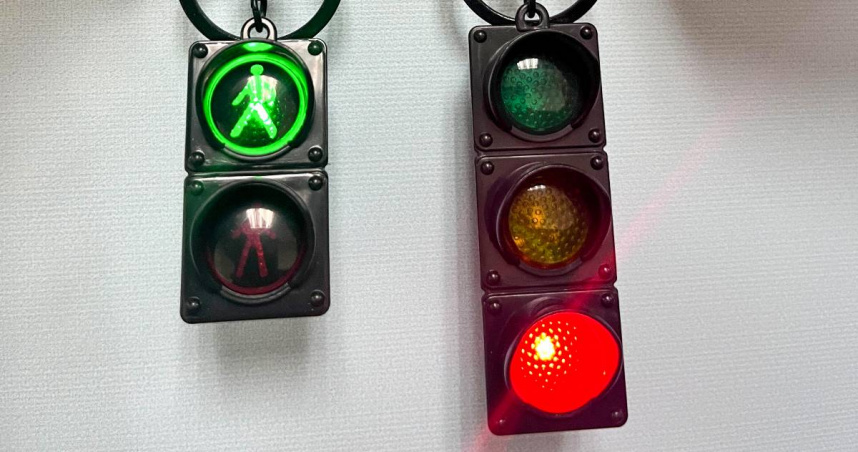 苗栗縣警察局推出「LED發光紅綠燈鑰匙圈」宣導品，以趣味互動方式提醒民眾遵守交通號誌，提升用路安全意識。(圖片提供／苗栗縣政府)