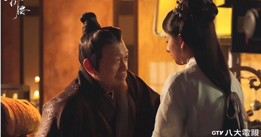 《折腰》金士傑（圖左）與宋祖兒（圖右）祖孫對戲真摯動人。（圖／八大）