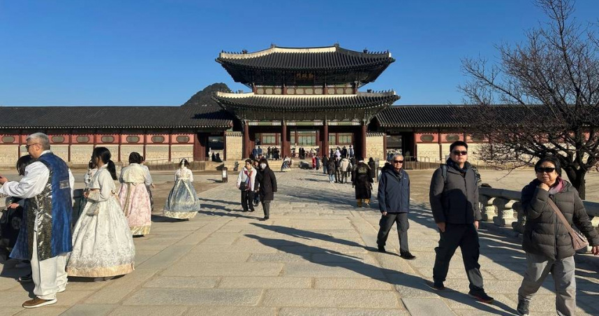 首爾景福宮神武門外石牆處驚傳觀光客當街如廁，引發文化尊重與觀光秩序爭議。（圖／達志／美聯社）