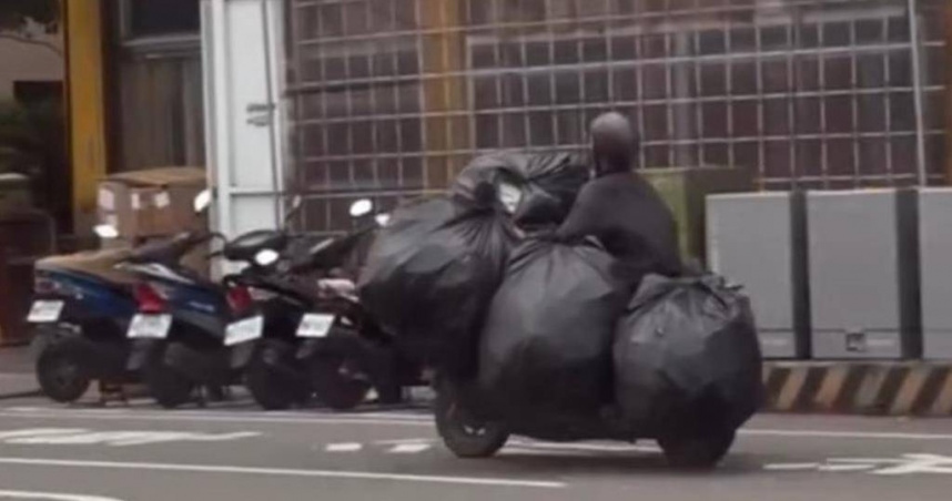 機車騎士車前後掛載至少5大袋疑似資源回收物，違反交通安全規定。（圖／翻攝畫面）