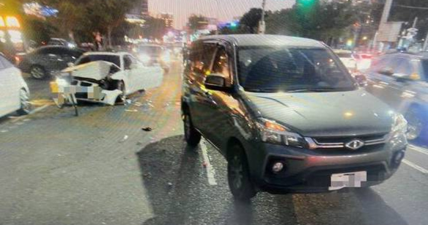 追撞汽車又撞飛單車4天前偷開走愛車欠12萬維修費。（圖 ／翻攝畫面）