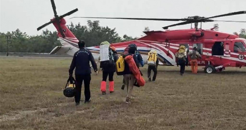 搜救人員搭乘直升機前往救援照片。（圖／翻攝照片／中國時報林雅惠高雄傳真）