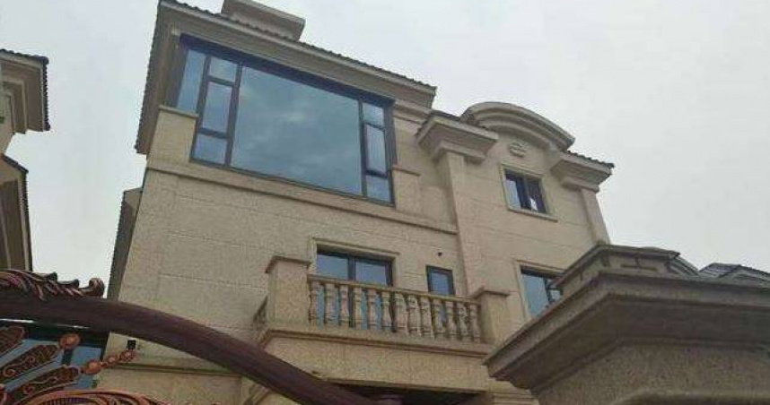 夫妻砸2千萬買別墅，不料其中60坪是違建，且多間房甲醛超標。（圖／翻攝自微博）