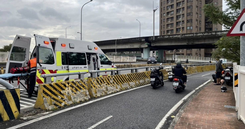 跨越新北中和區與北市萬華區的華中橋機車道疑因設計不良常有奪命事故。（圖／讀者提供）