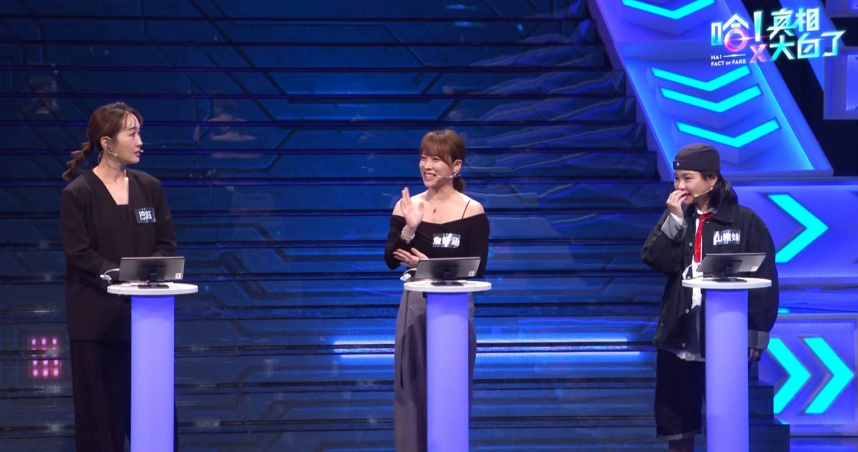 主播詹舒涵（中）談到飯店快煮壺的可怕傳聞。（圖／公視提供）