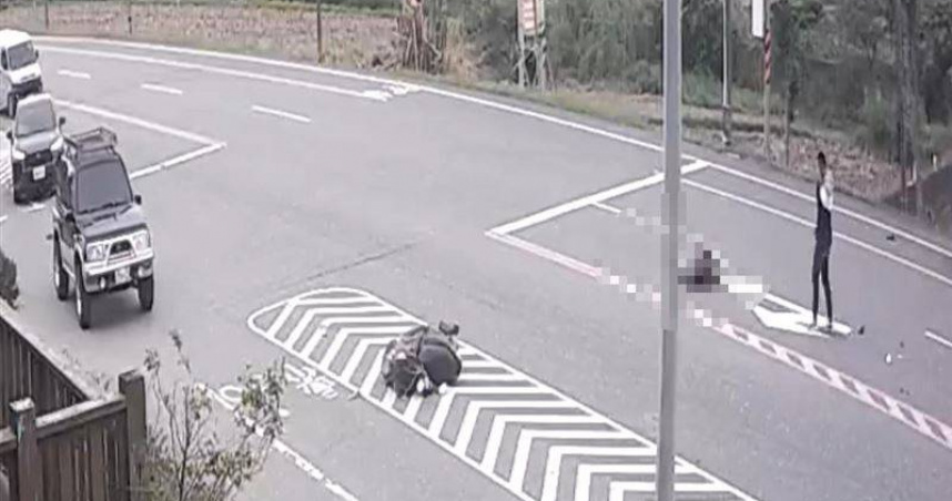 花蓮縣富里鄉台9線26日下午發生死亡車禍，60歲女騎士遭小貨車追撞，送醫後不治。（圖／翻攝畫面）