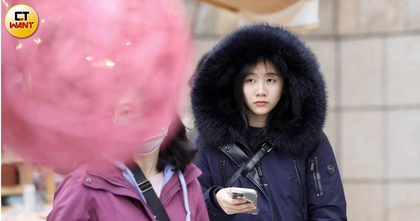 新年伊始全台冷颼颼，各地陸續傳出因低溫引發身體不適而需緊急送醫的案例。（示意圖／方萬民攝）