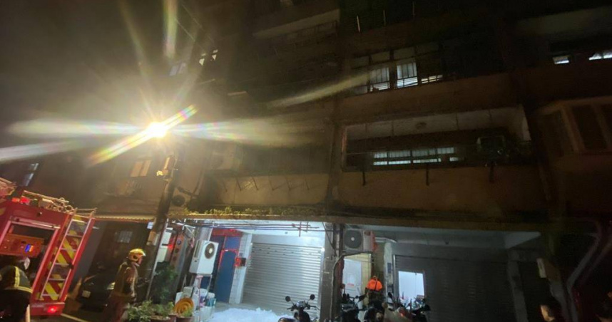 基隆市七堵區百五街10日凌晨發生民宅火警，52歲趙姓屋主與26歲女兒受困火場嗆傷，送醫後仍在加護病房治療中。（圖／翻攝畫面）