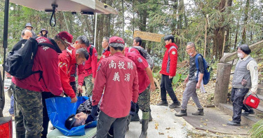 溪頭登山63歲男突頭暈失力險倒，警消急救搬下山驚險救援全紀錄。（圖 ／翻攝畫面）