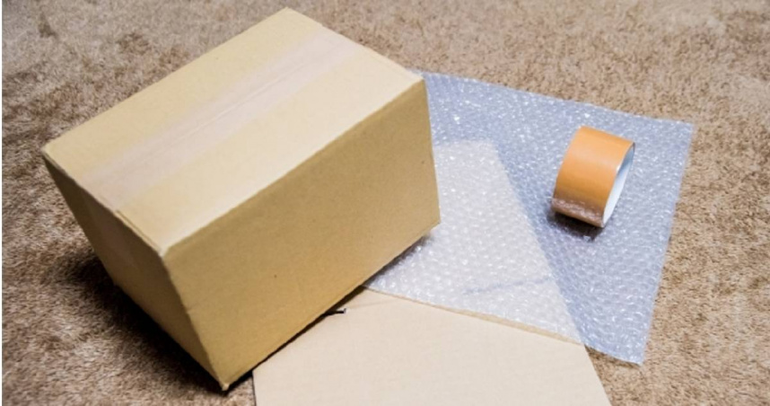 一名女子近日準備到超商領取貨到付款的包裹，經店員提醒為詐騙。（示意圖／photoAC）