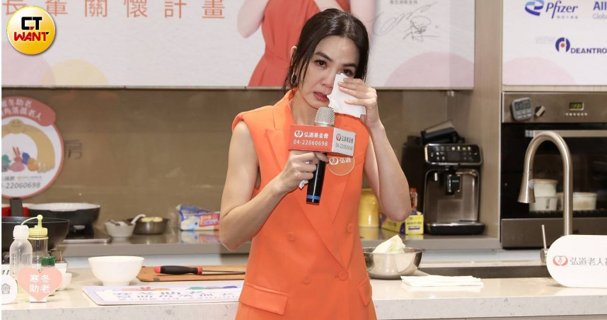 Ella得知小胖老師過世消息情緒潰堤，當場淚流不止。（圖／侯世駿攝）