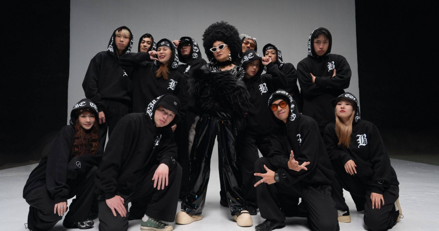 樂壇傳奇比莉睽違4年再出新作，於2026年開春帶來充滿活力的全新單曲〈阿福羅火山〉。（圖／環球音樂提供）