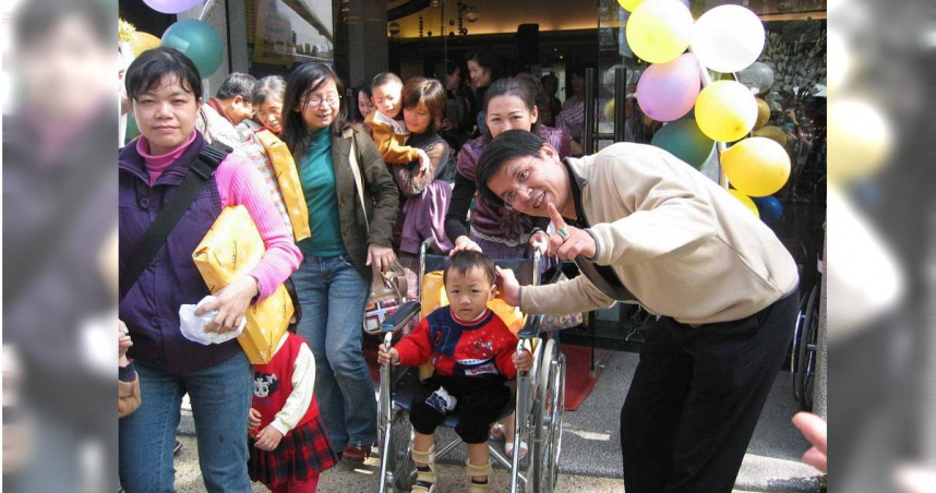 「送愛心到人間」圍爐活動一辦就是27年，精湛建設總經理陳志聲也自嘲從陳叔叔變成陳爺爺。圖為第7年活動的合影照。（圖／精湛建設提供）