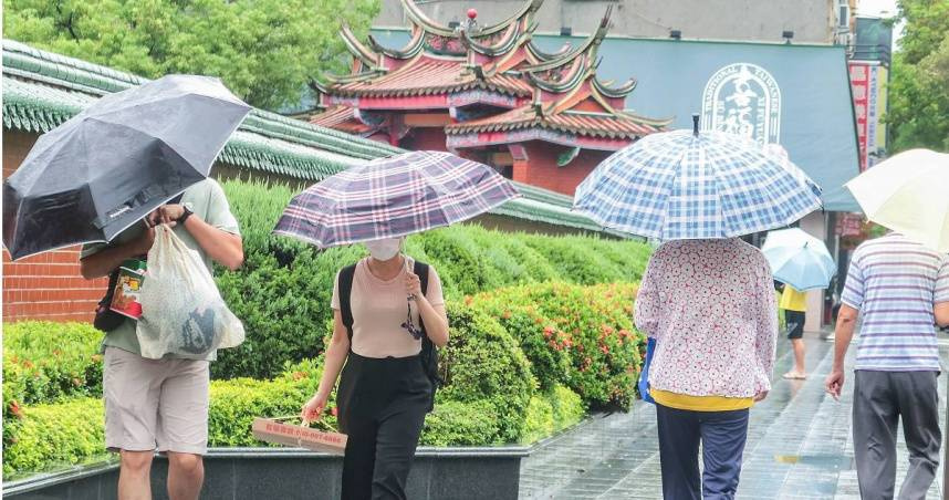 新年走春參拜，北市5大廟宇以「行天宮」周邊房市交易熱，「松山慈祐宮」周遭房價最高。（圖／報系資料庫）