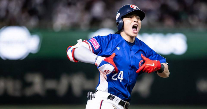 陳傑憲胸前比框慶祝。（圖／中華棒協）