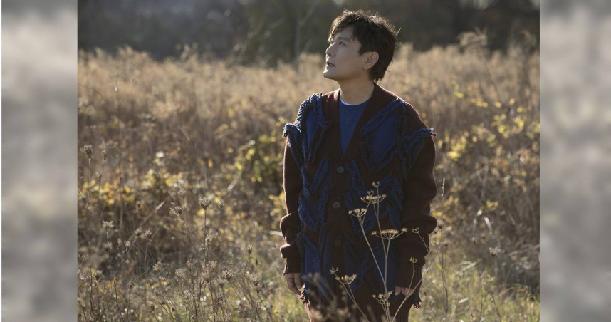 張信哲推出新歌〈萬語千言〉MV。（圖／潮水音樂提供）