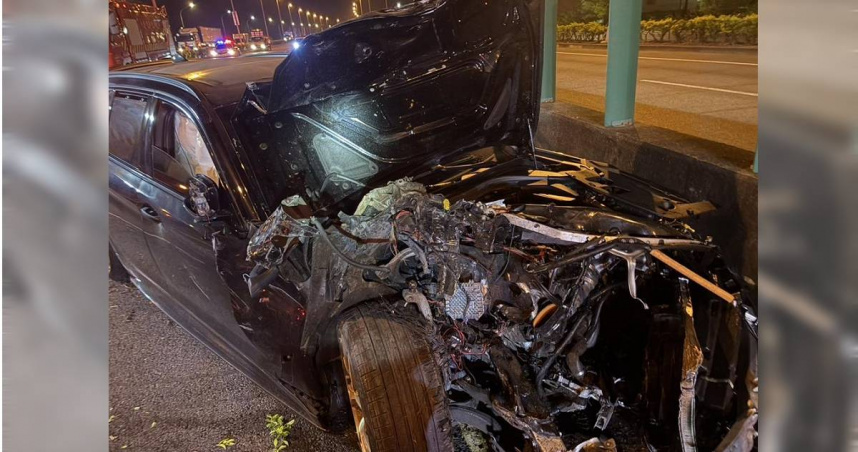 國道8號安南與安定區交界路段，今天凌晨發生黑色BMW追撞小貨車，造成小貨車駕駛傷重不治事故。（圖／林慶祥翻攝）