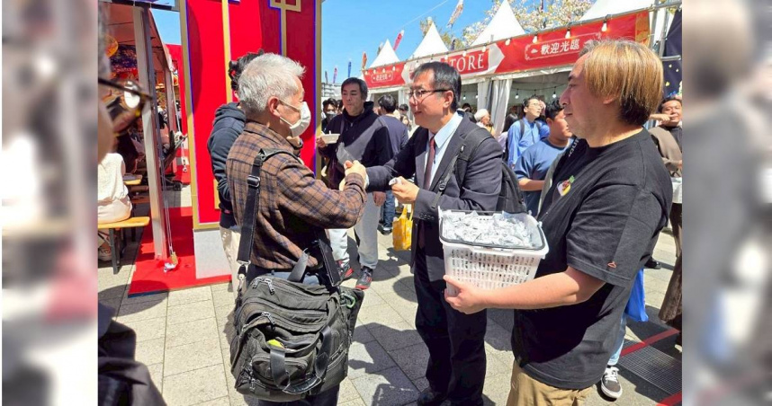 台南市長黃偉哲赴日本參與台灣祭活動，並向當地民眾推廣農特漁產品 。（圖／台南市政府提供）