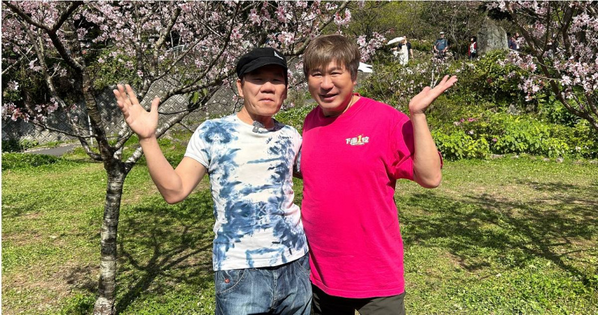 趙傳（左）與胡瓜一起賞櫻。（圖／下面一位提供）